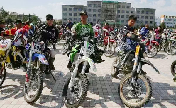 新疆福?！碍h烏倫古湖”摩托車越野賽，鑫源摩托奪冠