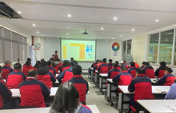 聚合力、上臺(tái)階、要成效 ——農(nóng)機(jī)公司召開2022年質(zhì)量攻堅(jiān)·313項(xiàng)目啟動(dòng)暨任命儀式